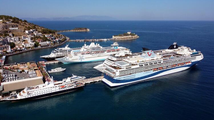 Kuşadası’na kruvaziye ile 2 günde 16 bin turist geldi