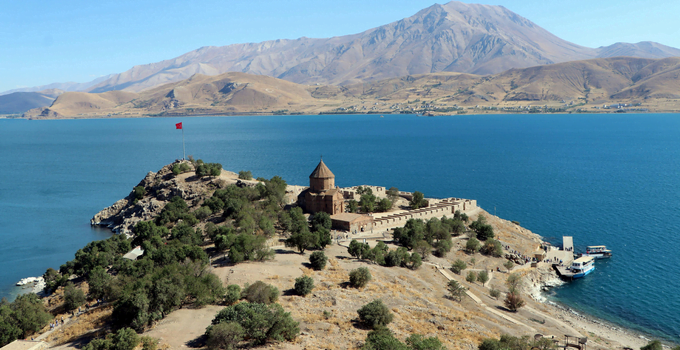 Akdamar Adası’nda ‘tavşan’ zararı