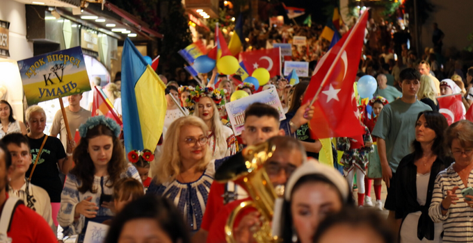 9 ülke dansçıları Side’ye renk kattı