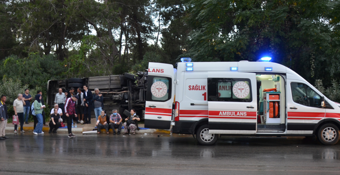 Antalya’da otel servisi devrildi: 9 yaralı