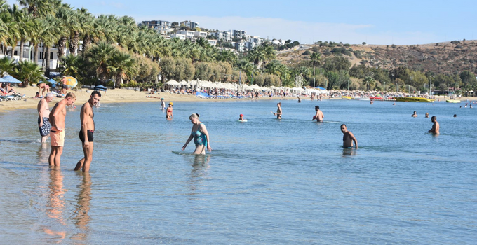 Turistler, Bodrum’da ‘sarı yaz’ın tadını çıkardı