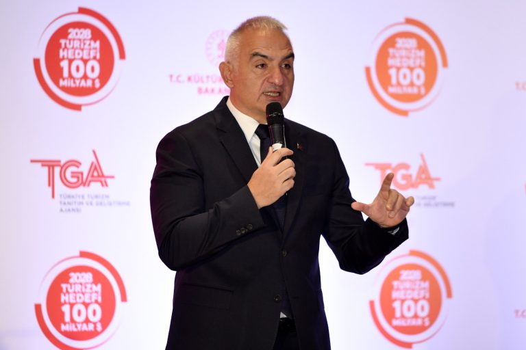 Bakan Ersoy: Turizm gelirinde Cumhuriyet tarihi rekoru kırıldı