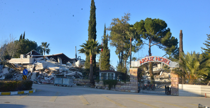 Arsuz’da deniz kıyısındaki otel de enkaza döndü
