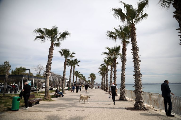 Antalya’da güneşli havayı görenler sahillere akın etti