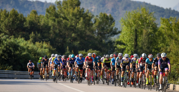 Pedallar Kemer’de iyilik için döndü