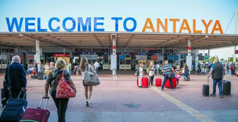 Avrupalı turist Antalya’da sezonu uzattı