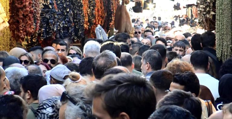 Mısır Çarşısı’nda insan seli