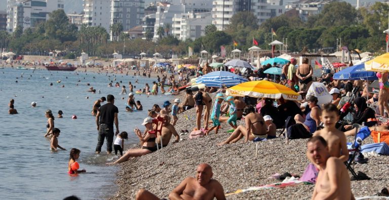 Antalya’da ekimin son haftasında deniz keyfi