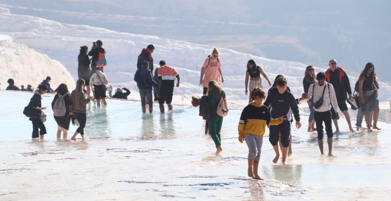 Pamukkale’yi 2 milyon 200 bin kişi ziyaret etti