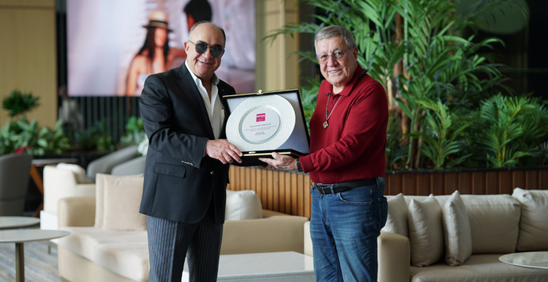 KADİR UĞUR’DAN TURİZM DUAYENİ İLLEZ’E PLAKET