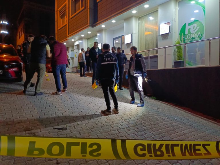 İSTANBUL‘DA 4 KATLI OTELE ATEŞ EDİLDİ
