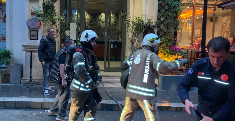 İSTANBUL’DA BİR OTELDE YANGIN ÇIKTI