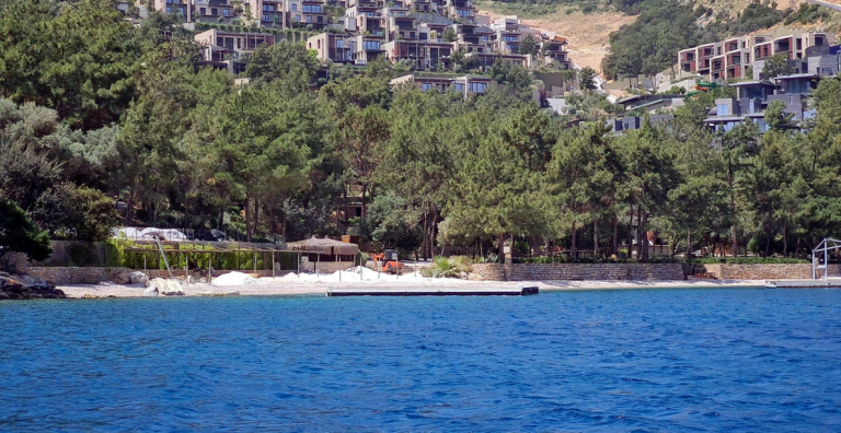 SAHİLE BEYAZ KUM DÖKEN SİTEYE CEZA