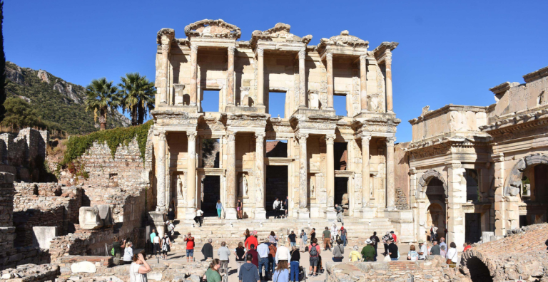 EFES ANTİK KENTİ’Nİ BAYRAMDA 129 BİN KİŞİ ZİYARET ETTİ