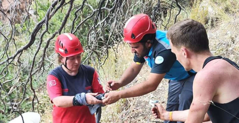KAYALIKLARDA MAHSUR KALAN 3 RUS TURİST KURTARILDI