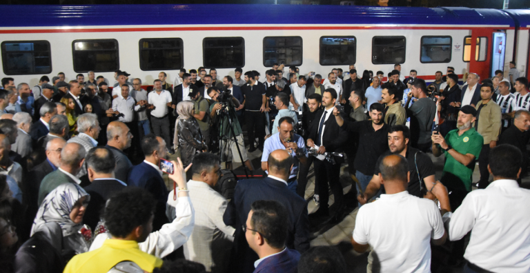‘TURİSTİK TATVAN TRENİ’ HALAYLA KARŞILANDI