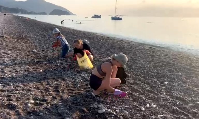 ÇIRALI’DA TURİSTLER, PLAJDA TEMİZLİK YAPTI