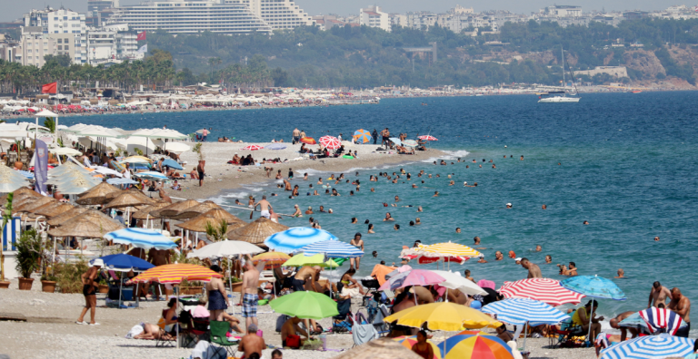 ANTALYA’DA YENİ EĞİTİM DÖNEMİ ÖNCESİ SAHİLLER DOLDU