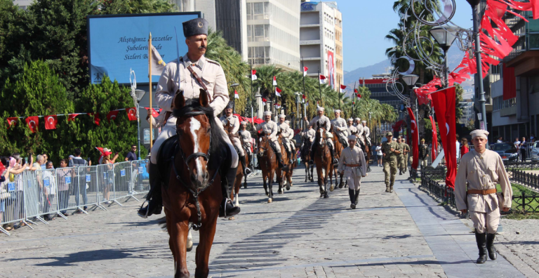 İZMİR’İN KURTULUŞUNUN 102’NCİ YILDÖNÜMÜ KUTLANDI