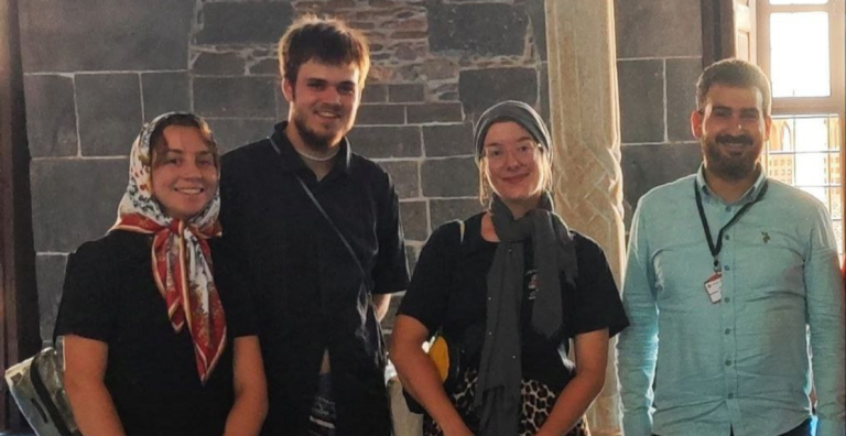 ŞORTLU ERKEK TURİSTLER ULU CAMİİ ZİYARETİ İÇİN ETEK GİYDİ
