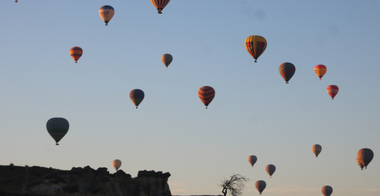 KAPADOKYA’DA BALONLAR, CUMHURİYET BAYRAMI İÇİN HAVALANDI