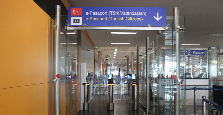 İZMİR’DE PASAPORT KONTROLÜ 20 SANİYE SÜRECEK