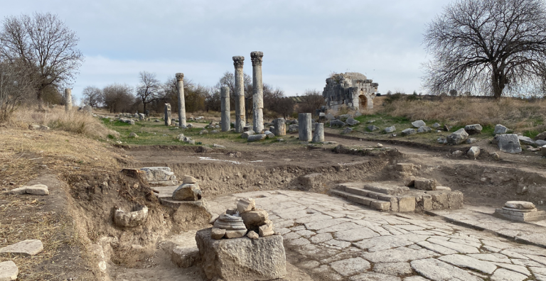 ÇUKUROVA’NIN EFES’İNDE YIKILAN SÜTUNLU YOL ONARILACAK