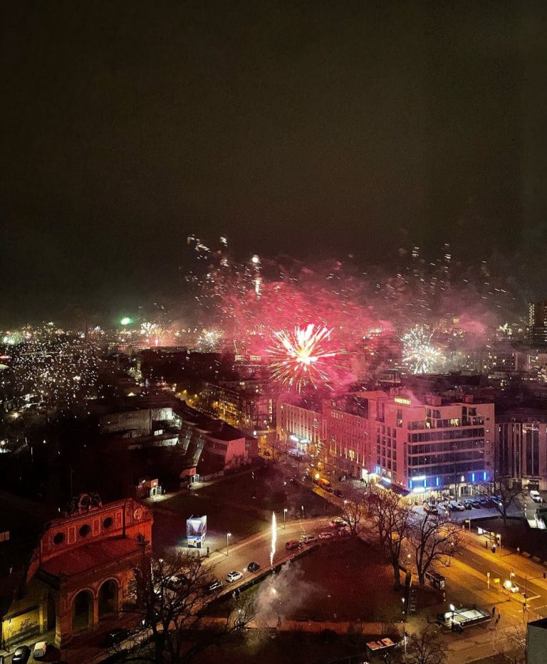 DÜNYA 2025 YILINI BÖYLE KARŞILADI
