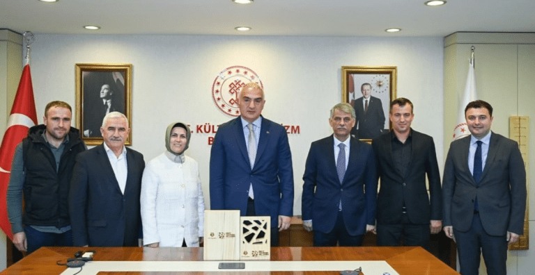 BAKAN ERSOY EN İYİ TURİZM KÖYÜ ÖDÜLÜNÜ TAKDİM ETTİ