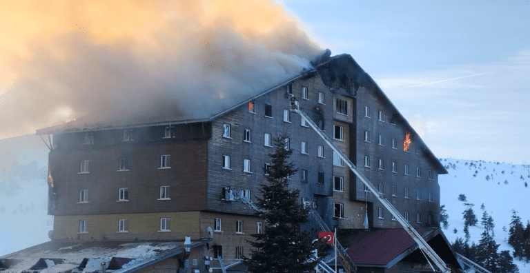 KARTALKAYA KAYAK MERKEZİ’NDE OTEL YANGINI