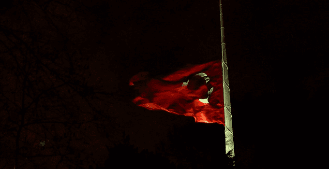 MİLLİ YAS NEDENİYLE BAYRAKLAR YARIYA İNDİRİLDİ