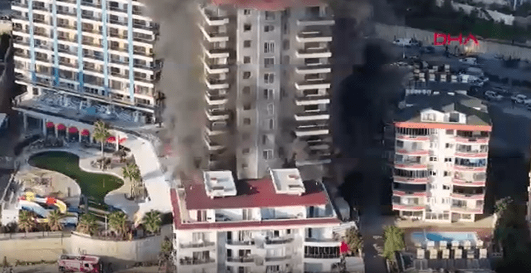 ANTALYA’DA DOKUZ KATLI OTEL İNŞAATINDA YANGIN ÇIKTI