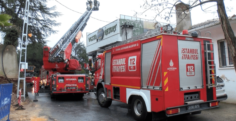 KARTAL’DA YANGIN MERDİVENİ TADİLATI SIRASINDA 5 KATLI OTELDE YANGIN ÇIKTI