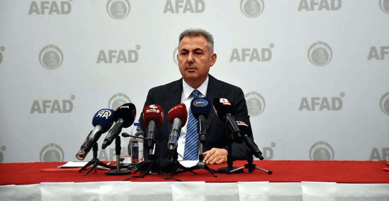 “DEPREM, TSUNAMİ VE VOLKANİK PATLAMADAN İZMİR’İN ETKİLENME İHTİMALİ ÇOK AZ”