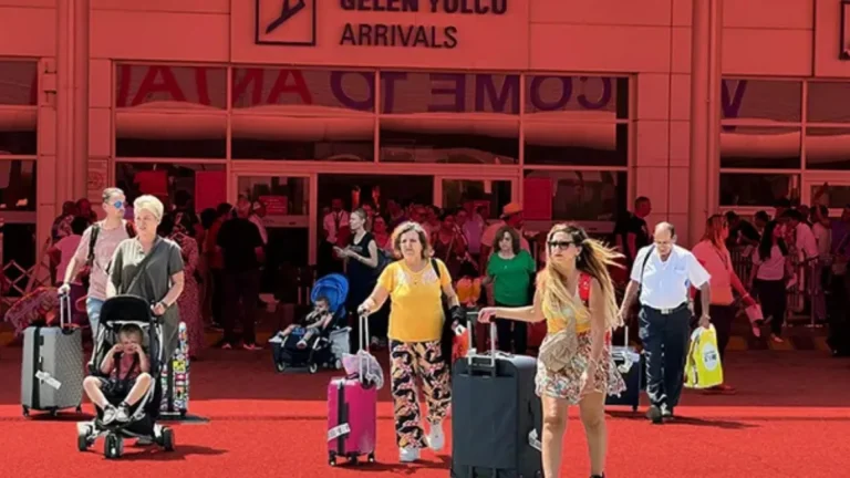 SANTORİNİ’DEN KAÇAN ANTALYA’YA SIĞINDI