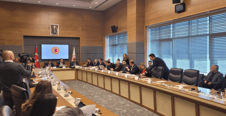 AKTÜRK: OTELDE YAĞMURLAMA SİSTEMİNİN TESİS EDİLMEDİĞİ ANLAŞILDI