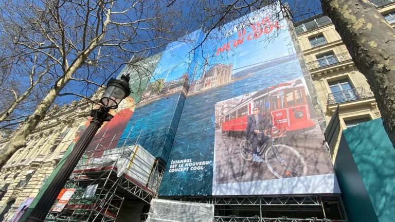 PARİS’İN ÜNLÜ CADDESİNDE DEV İSTANBUL AFİŞİ