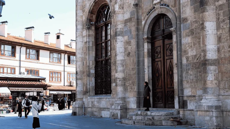 AZİZİYE CAMİİ: SIRA DIŞI MİMARİYE TURİST İLGİSİ YOĞUN