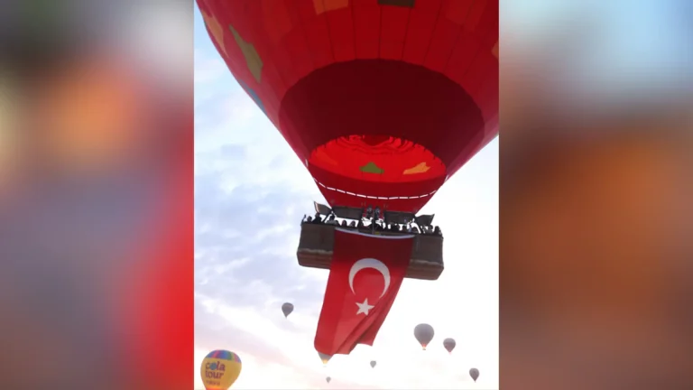 KAPADOKYA’DA BALONLAR TÜRK BAYRAKLARIYLA HAVALANDI