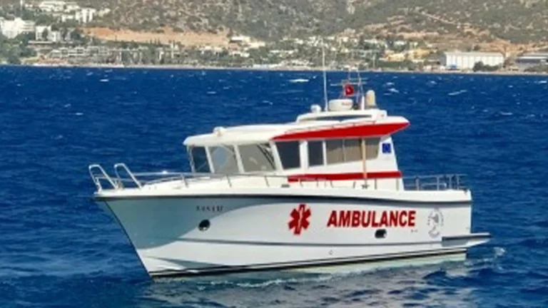 ALMAN TURİST, DENİZ AMBULANSIYLA KURTARILDI
