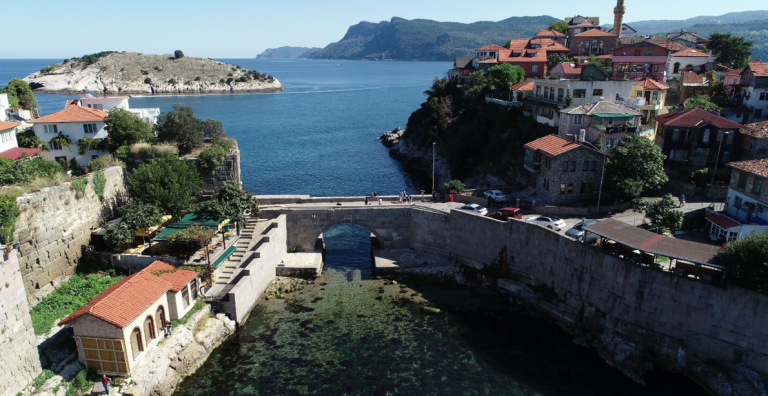 AMASRA’YA 4 GÜNDE 14 BİN 600 ARAÇ GİRİŞ YAPTI