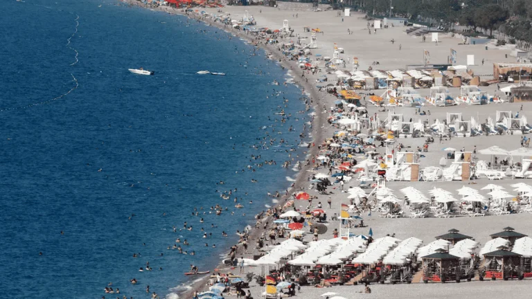BAYRAMLAR BİRLEŞTİ; TURİZMDE BEKLENTİLER ARTTI