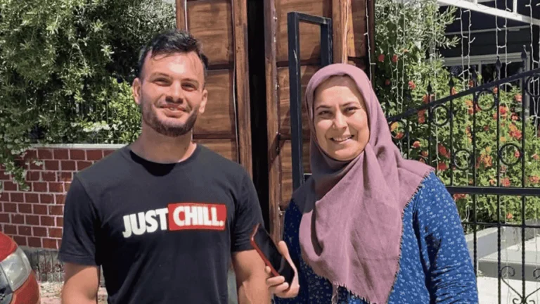 MOLDOVALI TURİST, BULDUĞU TELEFONU SAHİBİNE TESLİM ETTİ
