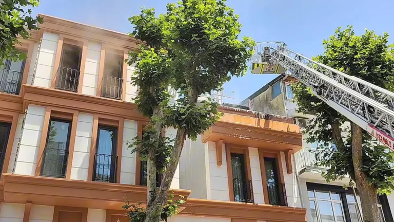 FATİH’TE OTEL ÇATISINDA ÇIKAN YANGIN SÖNDÜRÜLDÜ