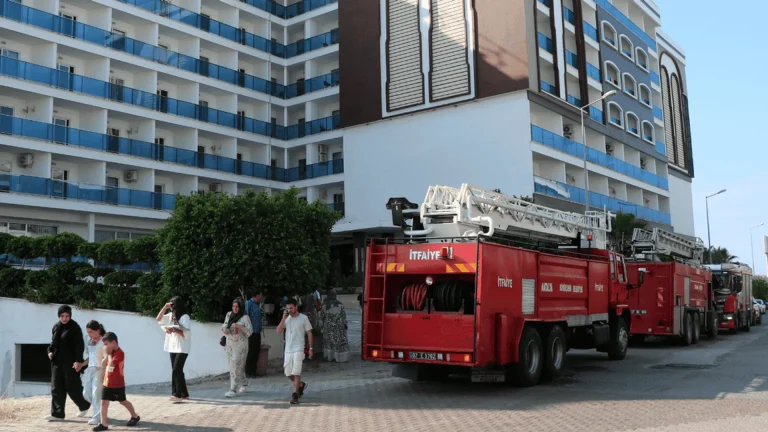 ALANYA’DA 5 YILDIZLI OTELDE YANGIN; TURİSTLER TAHLİYE EDİLDİ