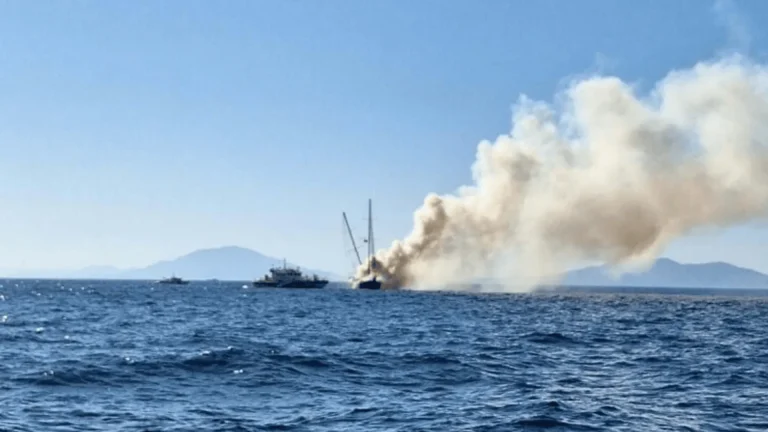 BODRUM’DA TEKNE YANDI, TURİSTLER VE MÜRETTEBAT TAHLİYE EDİLDİ