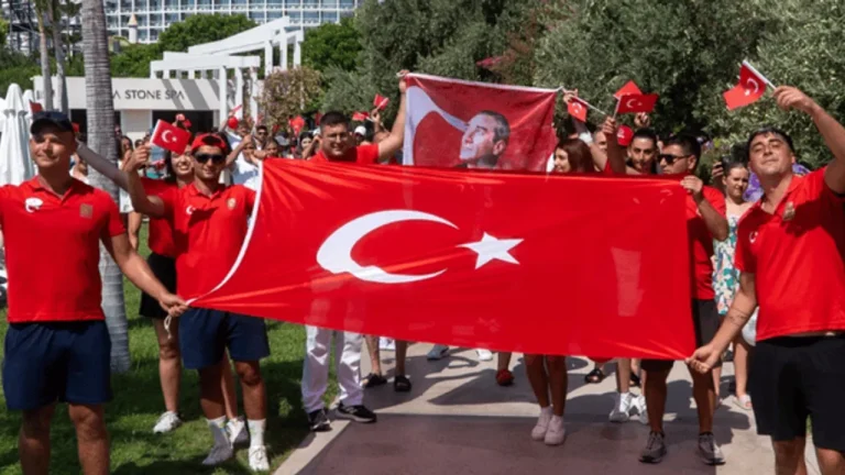 30 AĞUSTOS BAIA LARA’DA COŞKUYLA KUTLANDI