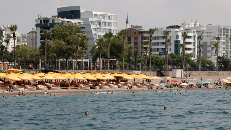 ANTALYA SAHİLLERİNDE ÜCRETLİ PLAJ TEPKİSİ