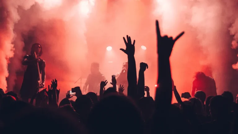 İPTALLERDEN SAHNELERE: ZEYTİNLİ ROCK FESTİVALİ BAŞLADI