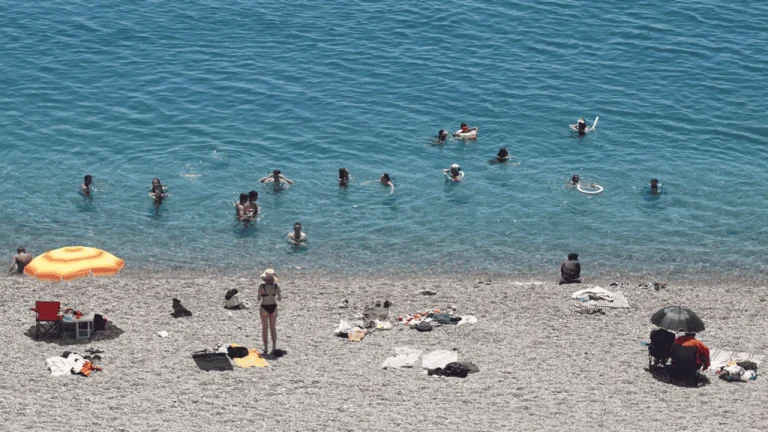 31 DERECE DENİZDE SERİNLEMEYE ÇALIŞTILAR